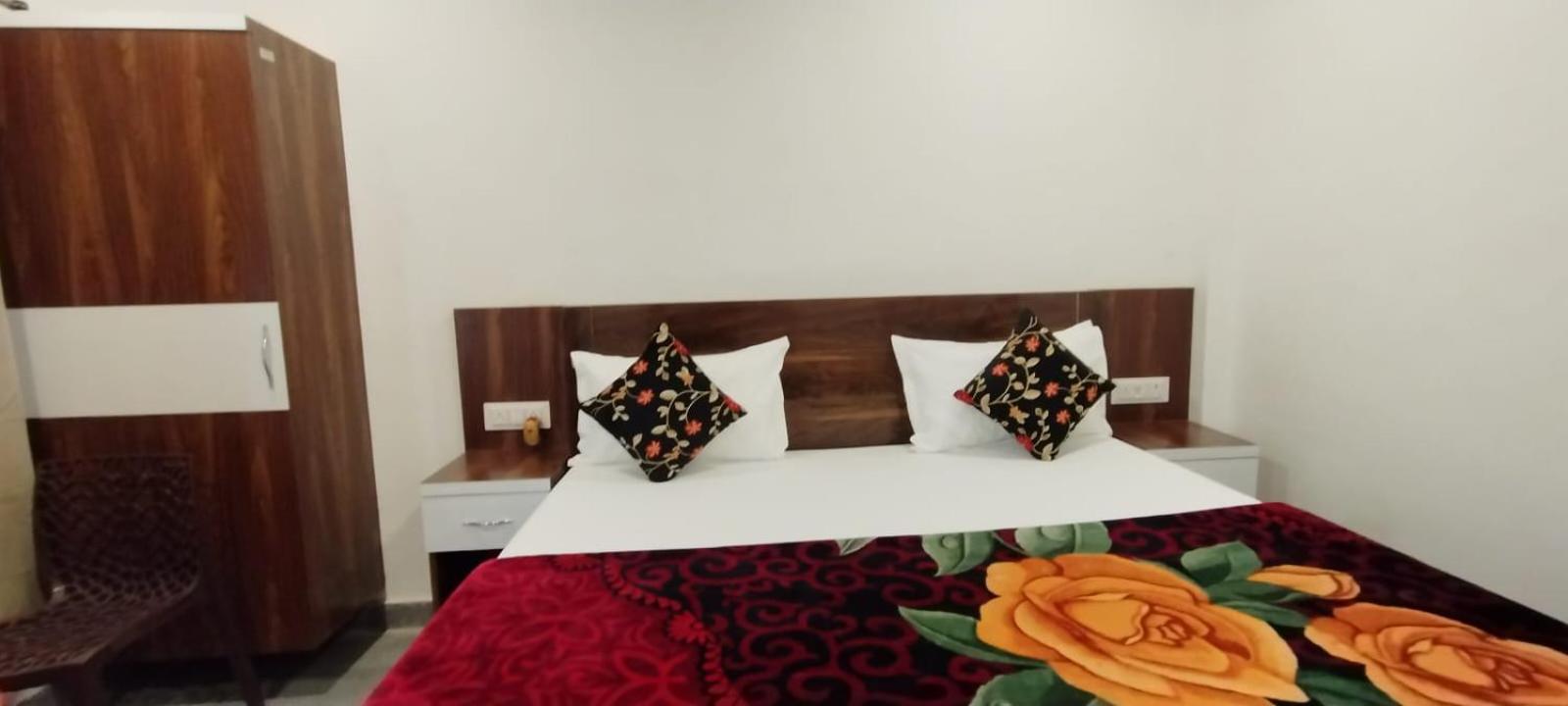 The Nirmala Palace Hotel Ayodhya ภายนอก รูปภาพ