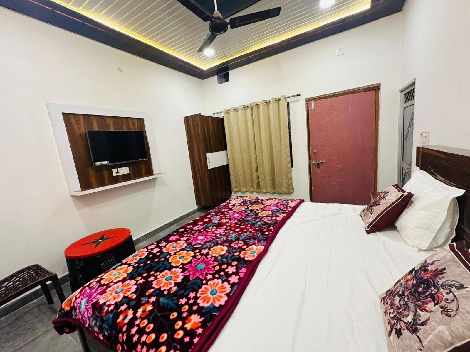The Nirmala Palace Hotel Ayodhya ภายนอก รูปภาพ